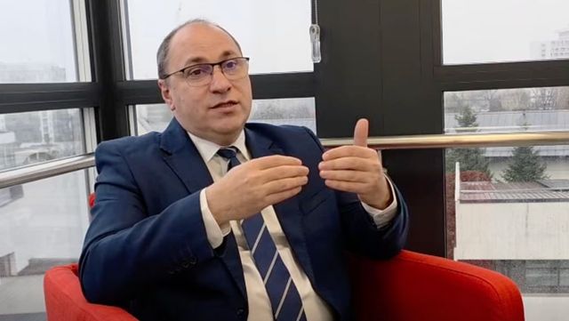 Cu câteva zile înainte de începerea școlii, ministrul interimar Mihai Dimian nu vede haosul din Educație