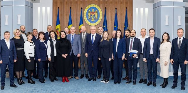 Premierul Munteanu a avut o întâlnire cu 16 primari pentru dezvoltarea suburbiilor