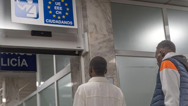 Sánchez recurre al The New York Times para sentar doctrina sobre su regularización masiva de migrantes