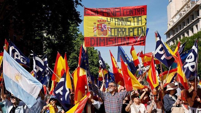 Miles de ciudadanos se manifiestan contra la amnistía en Madrid