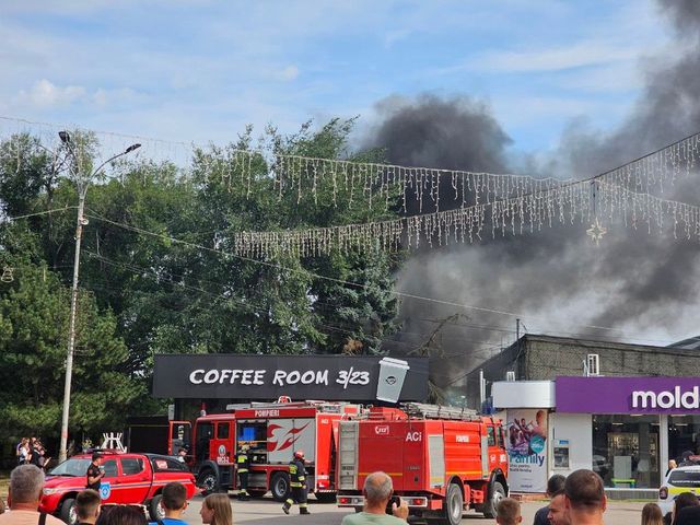 Incendiu la Piața Centrală din Bălți. Ard mai mult de 20 de gherete cu haine