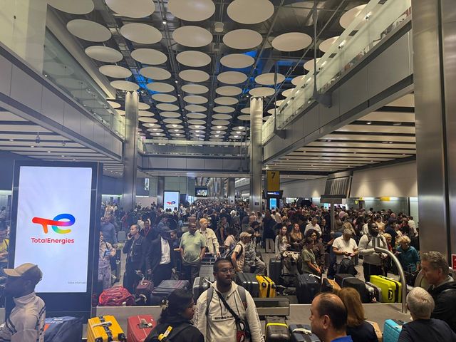 Peste două mii de zboruri, anulate în Marea Britanie după o defecțiune a sistemului de control aerian