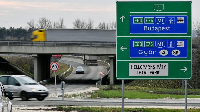 Lázár János bejelentette, hatsávossá bővül az M1-es autópálya Győrig