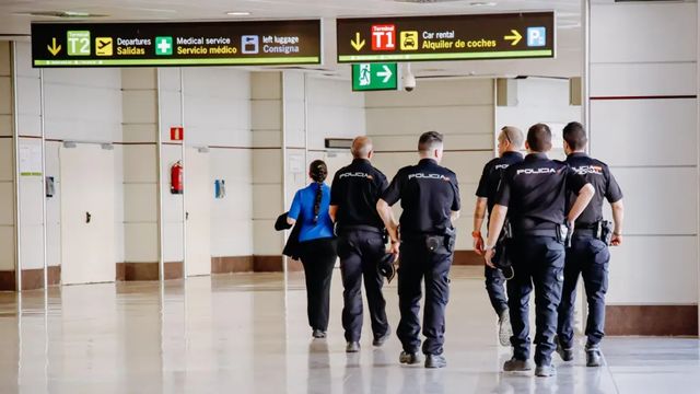 La Policía investiga la fuga de cuatro solicitantes de asilo con pasaporte marroquí en el aeropuerto de Madrid-Barajas