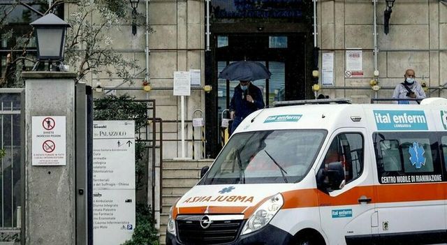 Colpito da palo della luce che si stacca per il vento, muore operaio