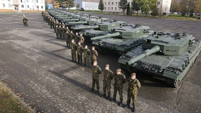 Česko získá darem od Německa dalších 15 tanků Leopard 2A4, první dorazí letos