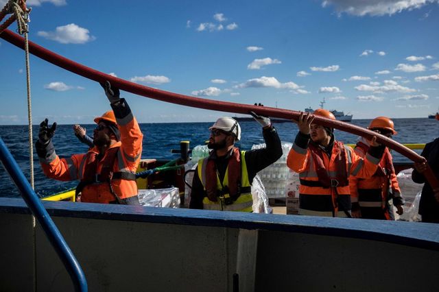 Migranti, dopo le proteste la nave di Sea Watch che trasporta il 17enne morto è sbarcata a Pozzallo