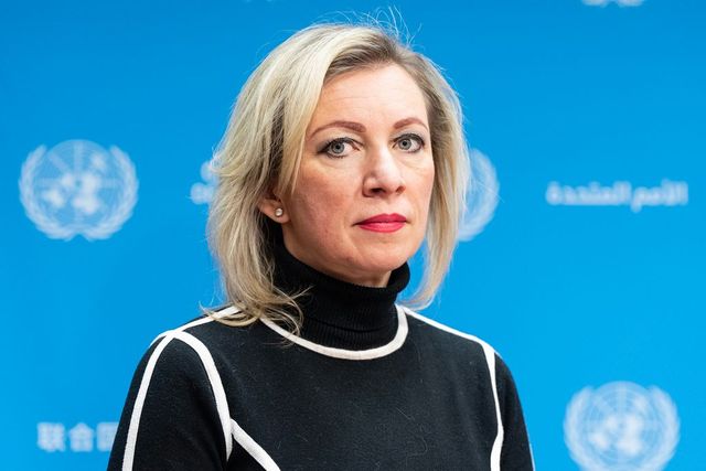 Covor roșu pentru Putin în Alaska: Trump îl aplaudă, Zaharova ironizează presa occidentală