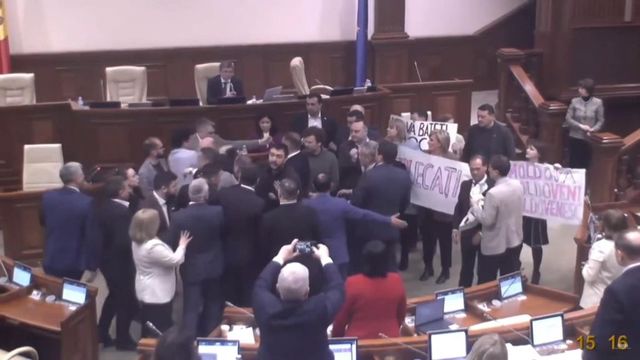 Scandal cu imbranceli in Parlamentul Moldovei. Alesii s-au certat pe schimbarea denumirii din ,,limba moldoveneasca in ,,limba romana