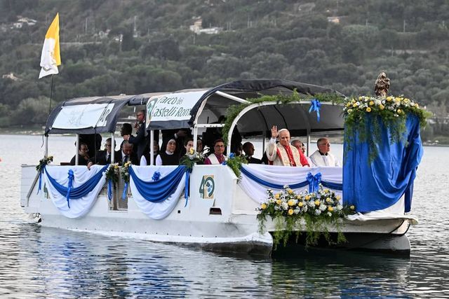Papa Leone guida la processione sul lago di Albano
