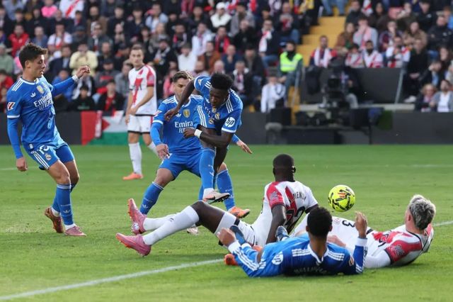 El Madrid se atasca de nuevo en Vallecas