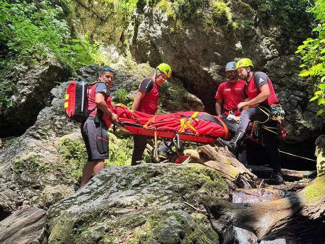 Intervenție a salvamontiștilor, după ce un turist a căzut pe scările din Canionul Tamina