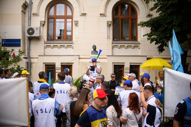 Sindicatele din educație strâng semnături pentru abrogarea unor măsuri din Legea Bolojan