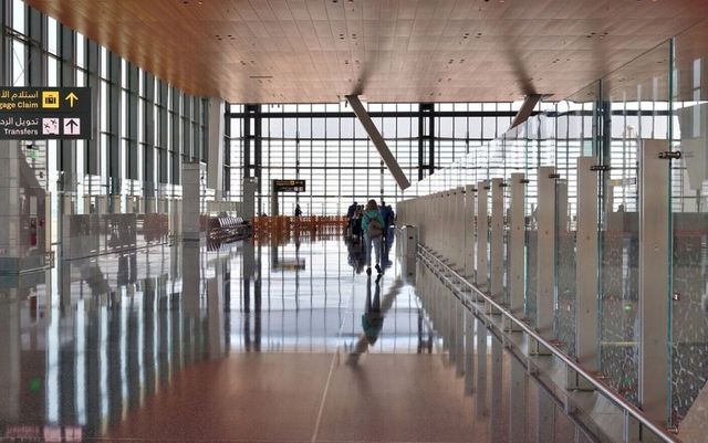 13 femei dezbrăcate cu forța pe un aeroport din Doha, după descoperirea unui nou-născut în baia terminalului