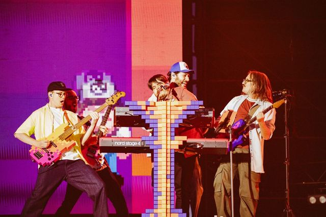 Pinguini Tattici Nucleari, la band bergamasca conquista San Siro con uno show spettacolare