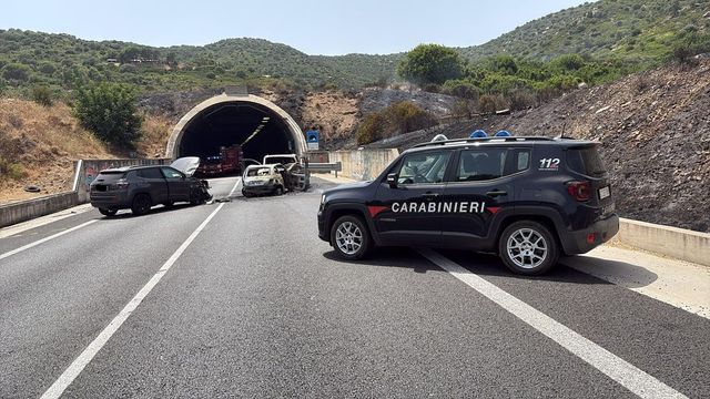 Scontro con due auto in fiamme nel Cagliaritano, due morti e diversi feriti