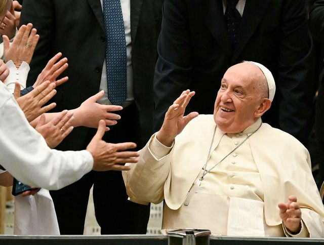 Nonni e nipoti insieme in Vaticano con il Papa, ci sono anche Lino Banfi e Al Bano