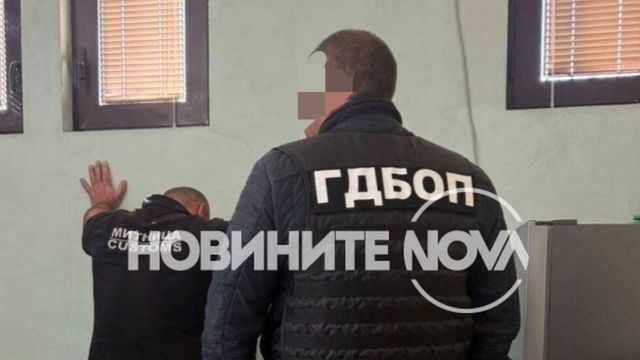 Двама митничари са задържани заради корупция на "Калотина"