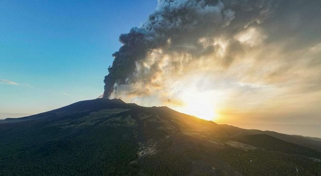 Aeroporto Catania, voli soli sospesi fino alle 18 causa cenere Etna