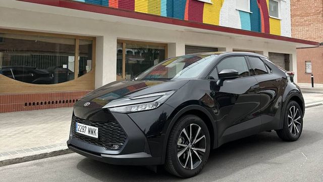 Al volante del Toyota C-HR: eficiencia de primer nivel para la ciudad