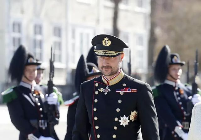 Haakon hereda una Corona en horas bajas