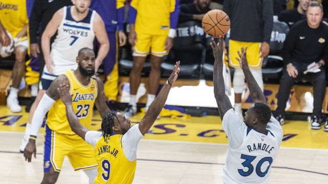 LeBron James a jucat în premieră alături de fiul său, Bronny. Moment istoric pentru NBA