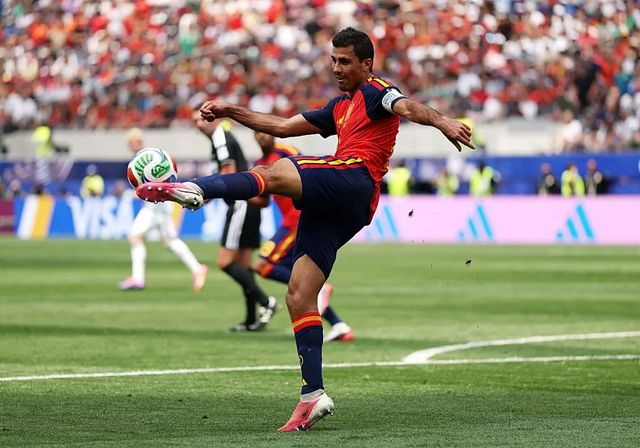 Balón y mono de trabajo, las claves de España en su victoria ante Bélgica