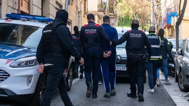 Prisión para cuatro de los 15 detenidos el lunes en Cataluña por tráfico de armas y drogas