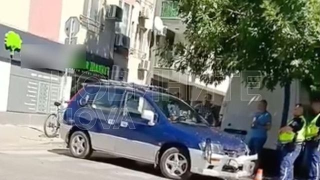 Кола се вряза в магазин във Варна и рани жена