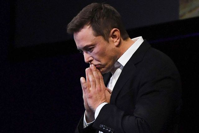 Un cunoscut investitor pariază jumătate de miliard de dolari împotriva Tesla