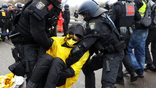 Tisíce lidí v Giessenu protestují proti založení mládežnické AfD