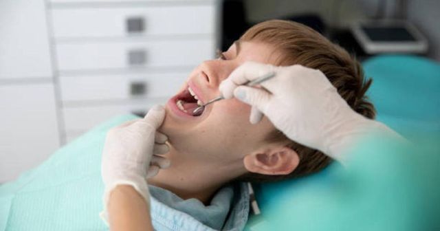 Un copil de doi ani a murit în timpul unei intervenții stomatologice. Anestezia i-ar fi fost fatală