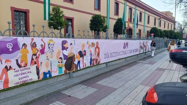 Pintan puertas, monumentos y disparan perdigones a las farolas en Guadix