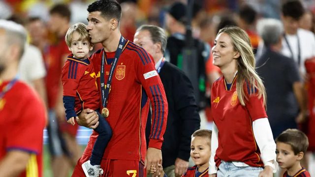 Álvaro Morata y Alice Campello acompañan a sus hijos en el primer día de colegio