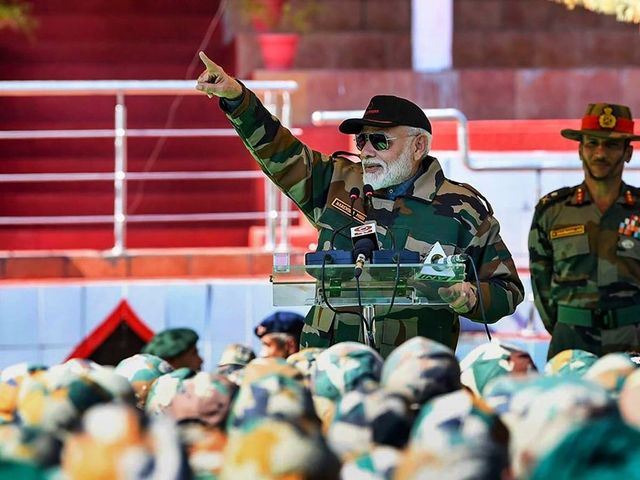 'Their selfless dedication, unwavering resolve brought glory to us,' PM Modi pays tribute to soldiers on Vijay Diwas