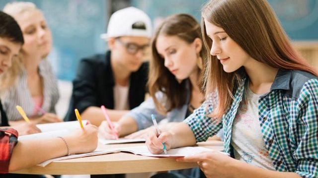 15 elevi și studenți vor beneficia de Bursa Prezidențială – Șeful statului a semnat decretul