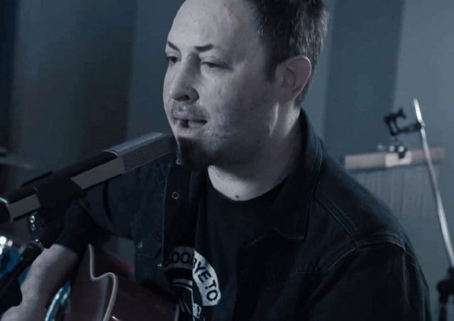 Prima apariție publică a solistului formației Goodbye To Gravity, Andrei Găluț, la 10 ani de la tragedia din Colectiv