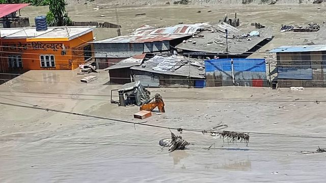 Povodeň a sesuv půdy v Nepálu a Tibetu si vyžádaly nejméně 17 obětí