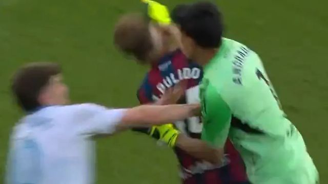 El vergonzoso puñetazo de Andrada a Pulido en el Huesca - Zaragoza