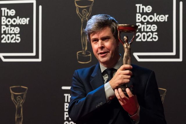 Egy magyar származású író, David Szalay kapta az idei Booker-díjat
