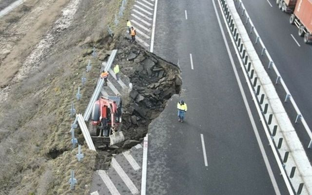 Cum arata autostrada Sebes-Turda, inchisa in urma unei alunecari de teren VIDEO