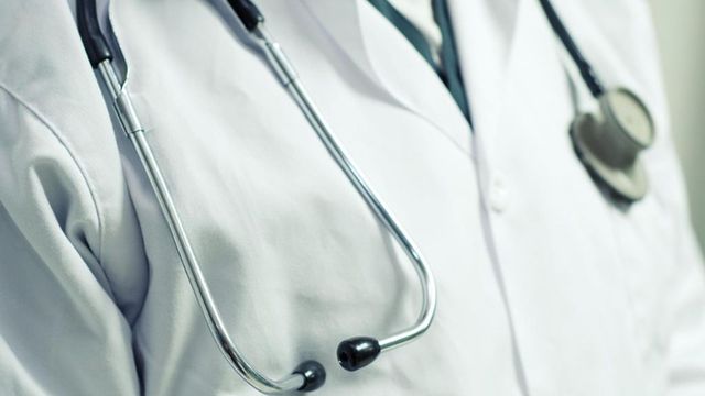 Medic din Buzău, prins în flagrant în timp ce lua mită de la ruda unui pacient pe care urma să îl opereze