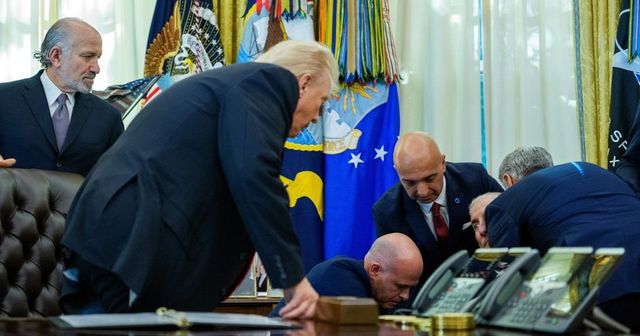 Adásban esett össze egy cégvezető Donald Trump mellett az Ovális Irodában – videó