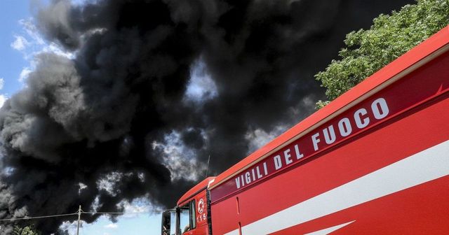 Esplosione e incendio in una fabbrica di plastica nel Ferrarese