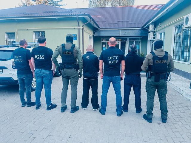 Trei persoane, reținute pentru organizarea migrației ilegale și furnizarea de acte false