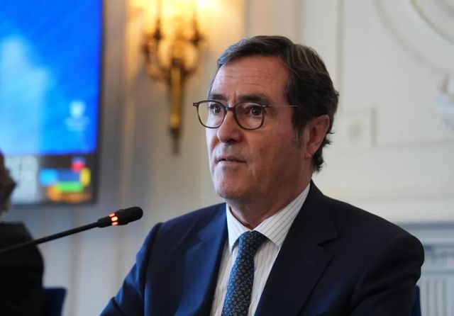 La CEOE carga contra un exceso de burocracia: más de 800 biblias con páginas del BOE