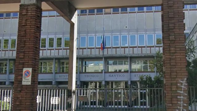 La Spezia, lancia sedia dalla finestra della scuola e ferisce una studentessa