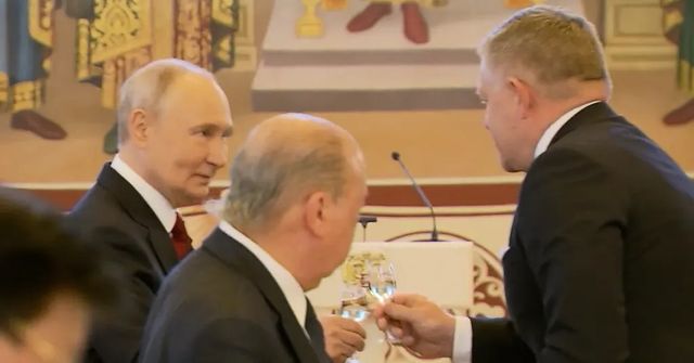 Fico se v Moskvě sešel s Putinem, vojenské přehlídky se nezúčastnil