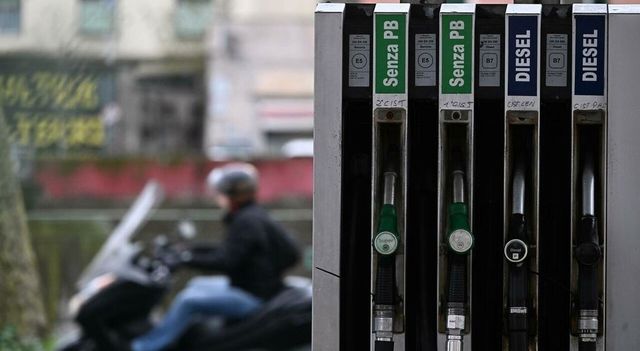 Decreto carburanti con bonus 100 euro e possibile taglio accise: ecco le misure