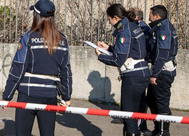 Investe mamma e figlio disabile su strisce e fugge a Milano